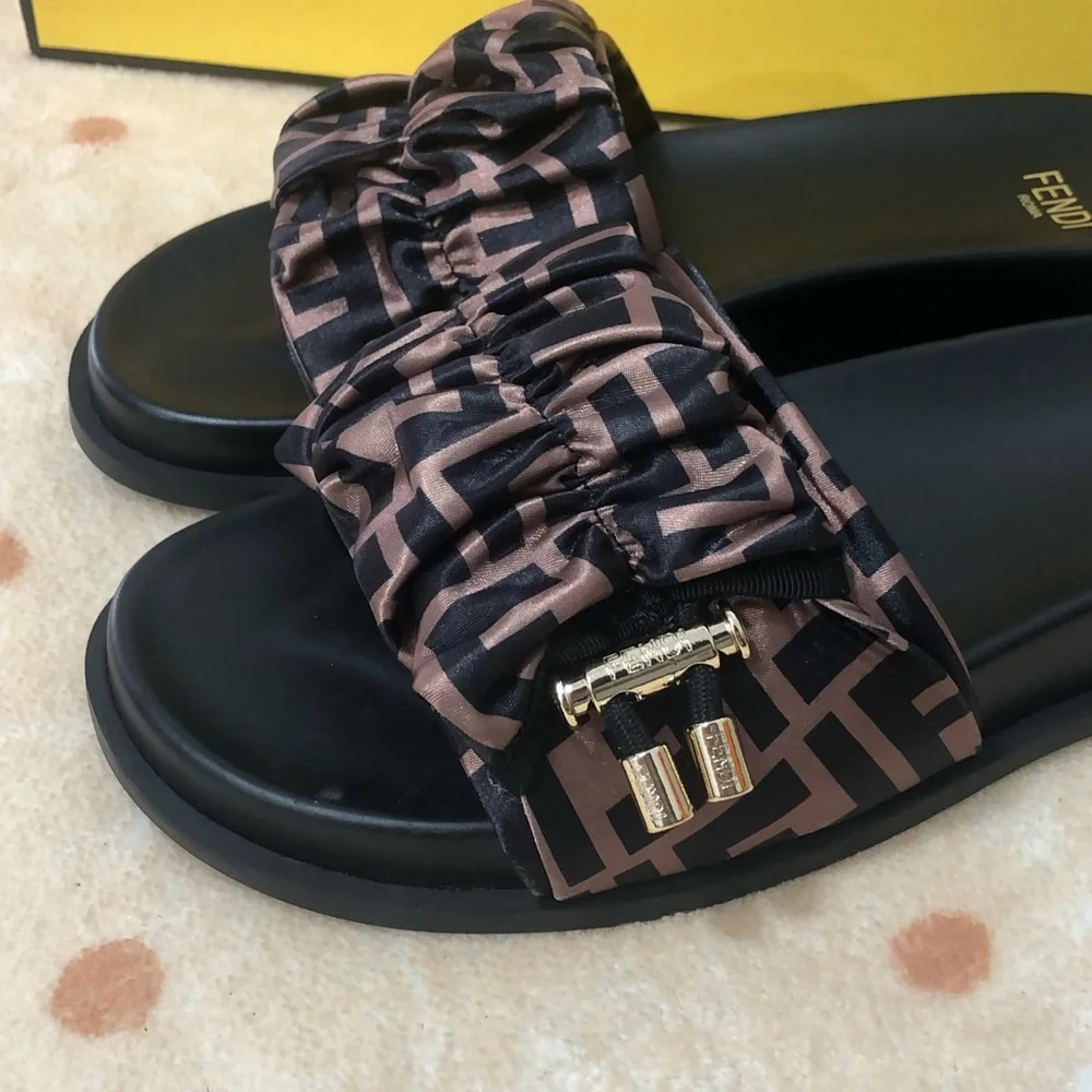 Fendi Women's Black and Brown Slide Sandals - Picture 4 of 4
